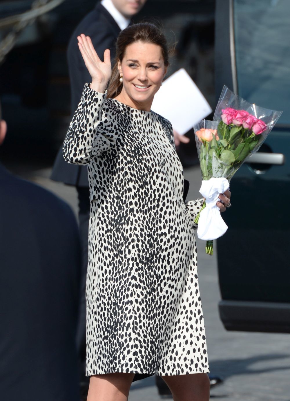Kate Middleton arriesgó y acertó con un mini vestido de leopardo...