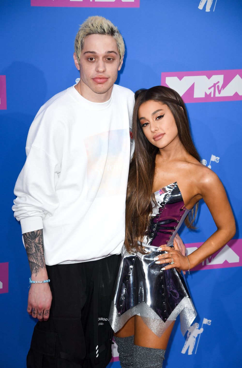 Pete Davidson y Ariana Grande durante los MTV Video Music Awards, en...