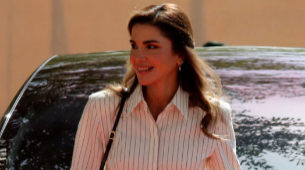 Rania de Jordania con un look de rayas.