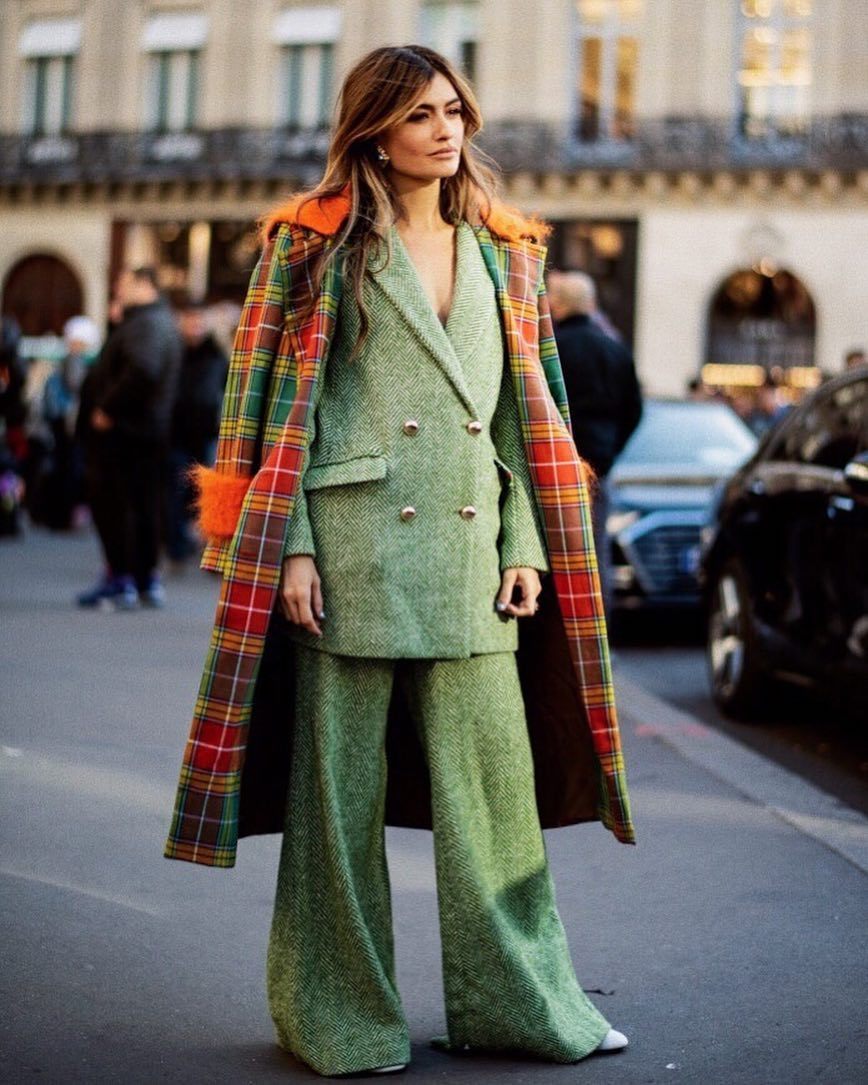 Madame de rosa con traje sastre color verde y abrigo con tejido de...