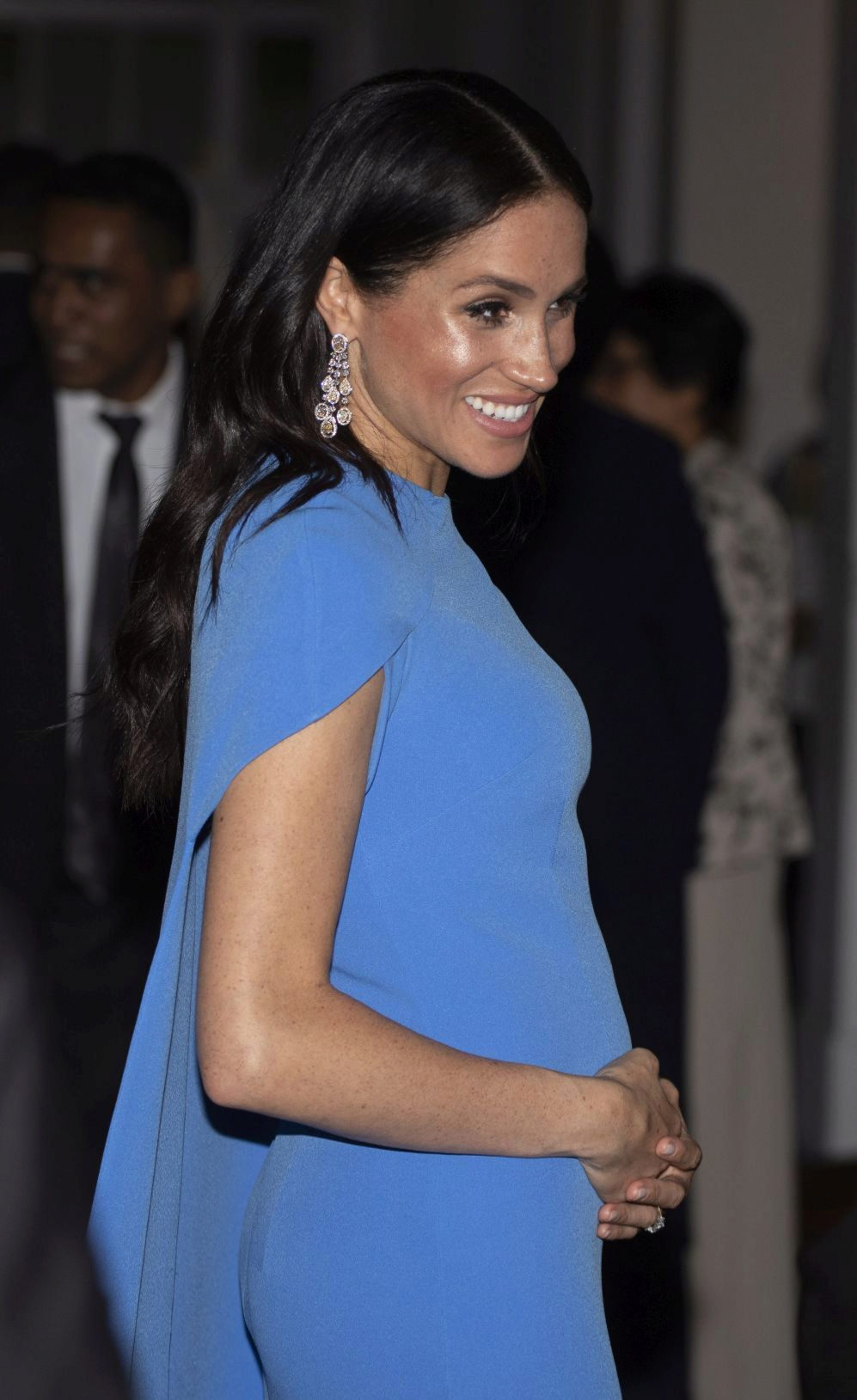La Duquesa de Sussex presume de embarazo vestida de gala