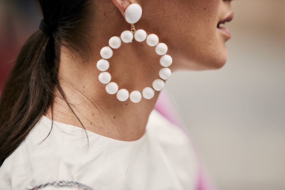 Una invitada con aros de perlas, vista en la semana de la moda...
