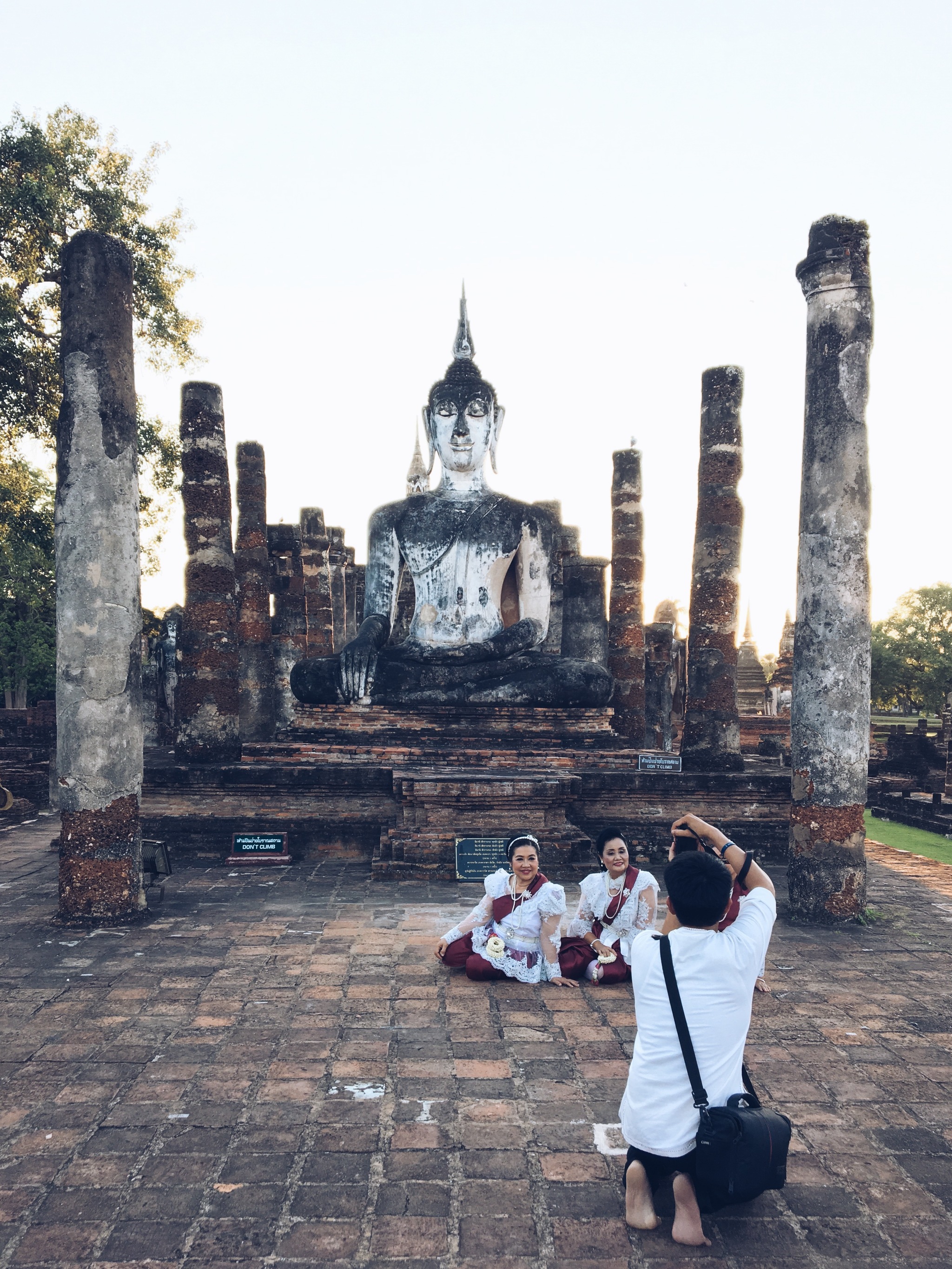 Un grupo de maestras celebran el día de su jubilación con una sesión fotográfica en el Parque Histórico de Sukhothai.