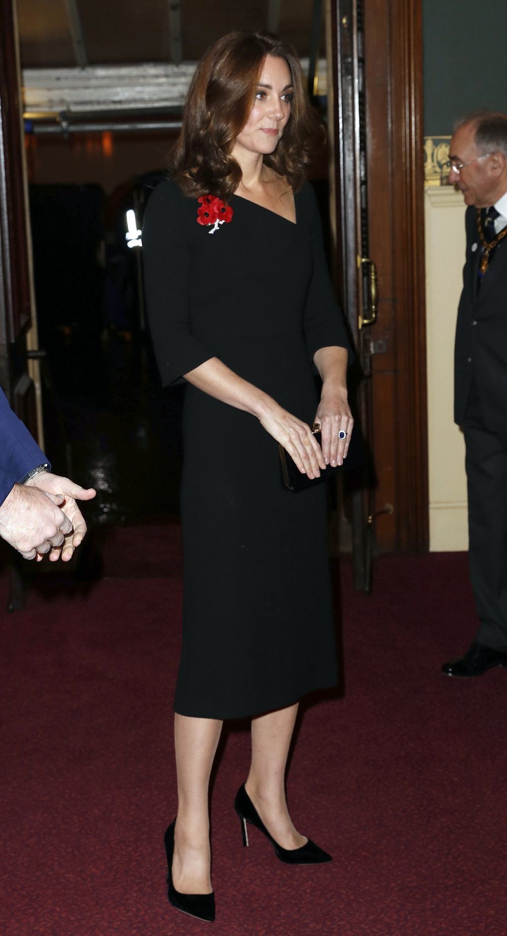 Kate Middleton con un vestido negro de Roland Mouret.