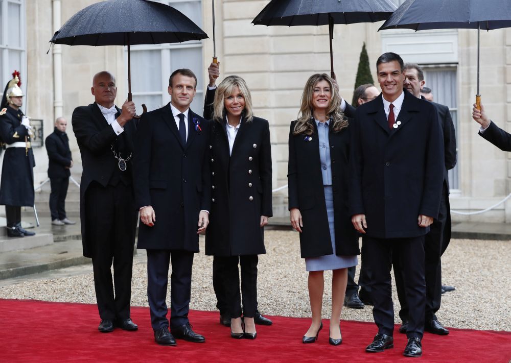Posado de los embajadores del evento Emmanuel y Briggite Macron, junto...