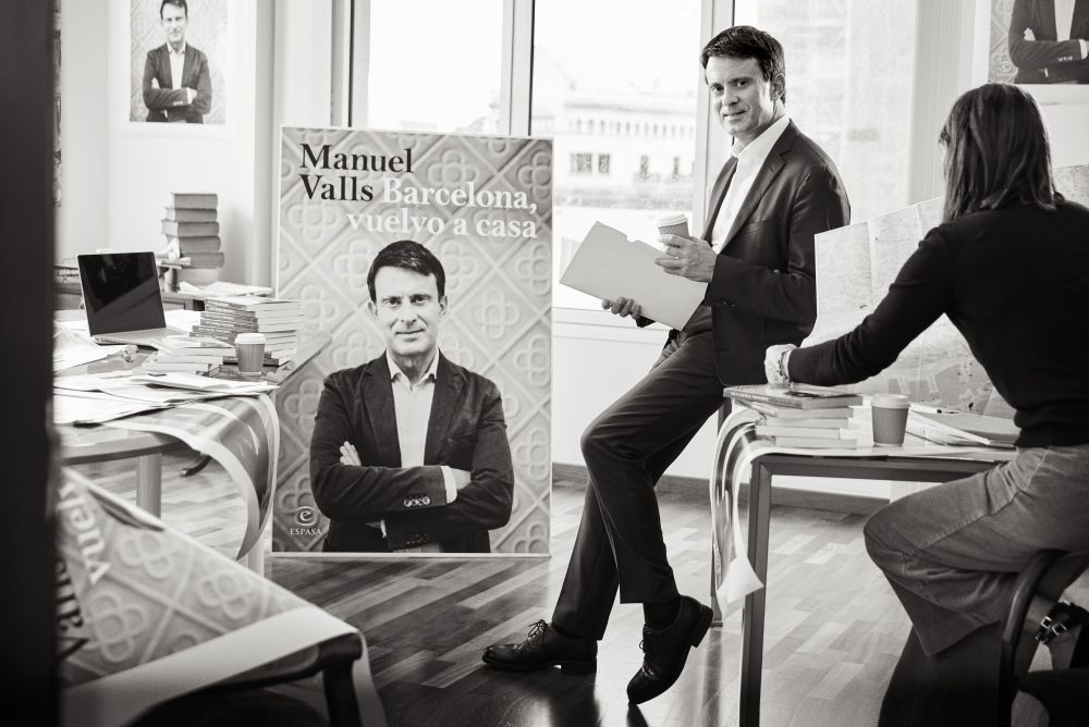 Manuel Valls en su despacho del Eixample con Gracia, desde el que...