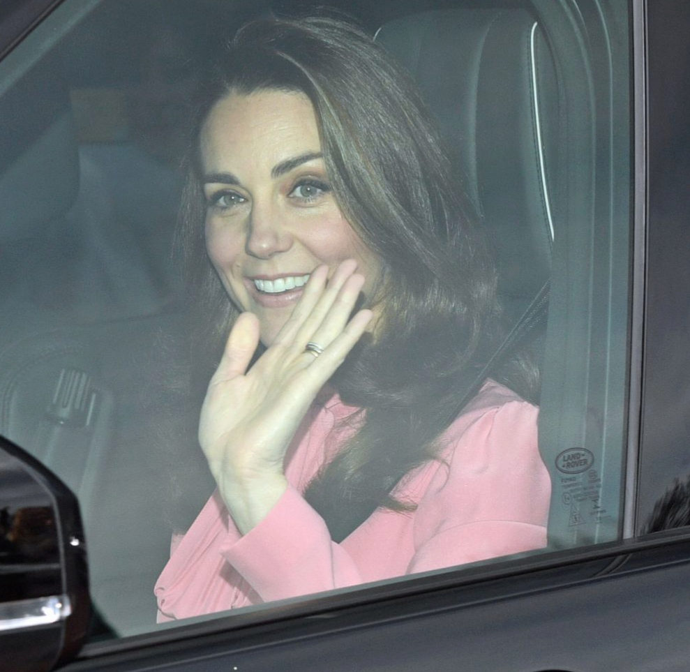 Kate Middleton saluda desde el interior de su coche.