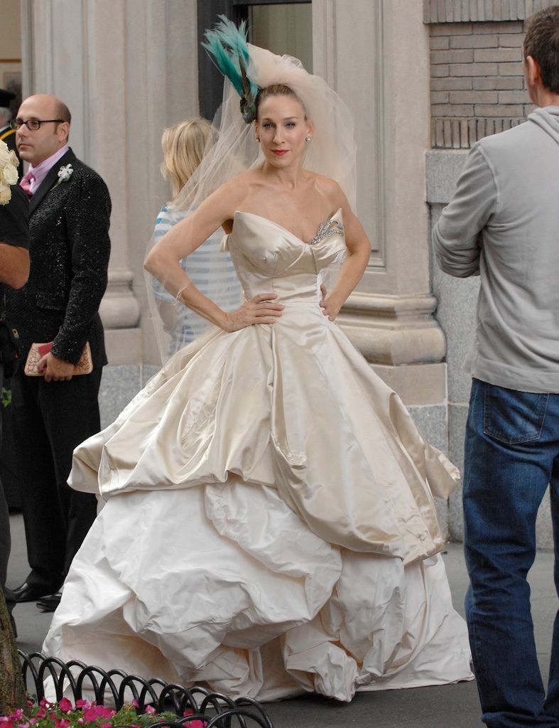 Carrie Bradshaw con vestido de novia de Vivienne Westwood en la...