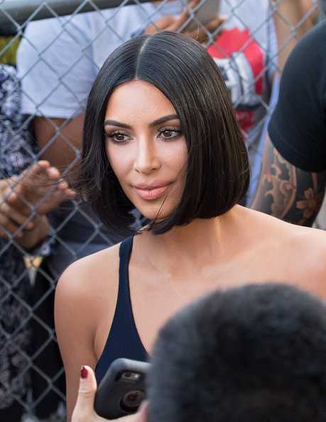 Kim Kardashian con un tono de pelo negro brillante o glass hair.