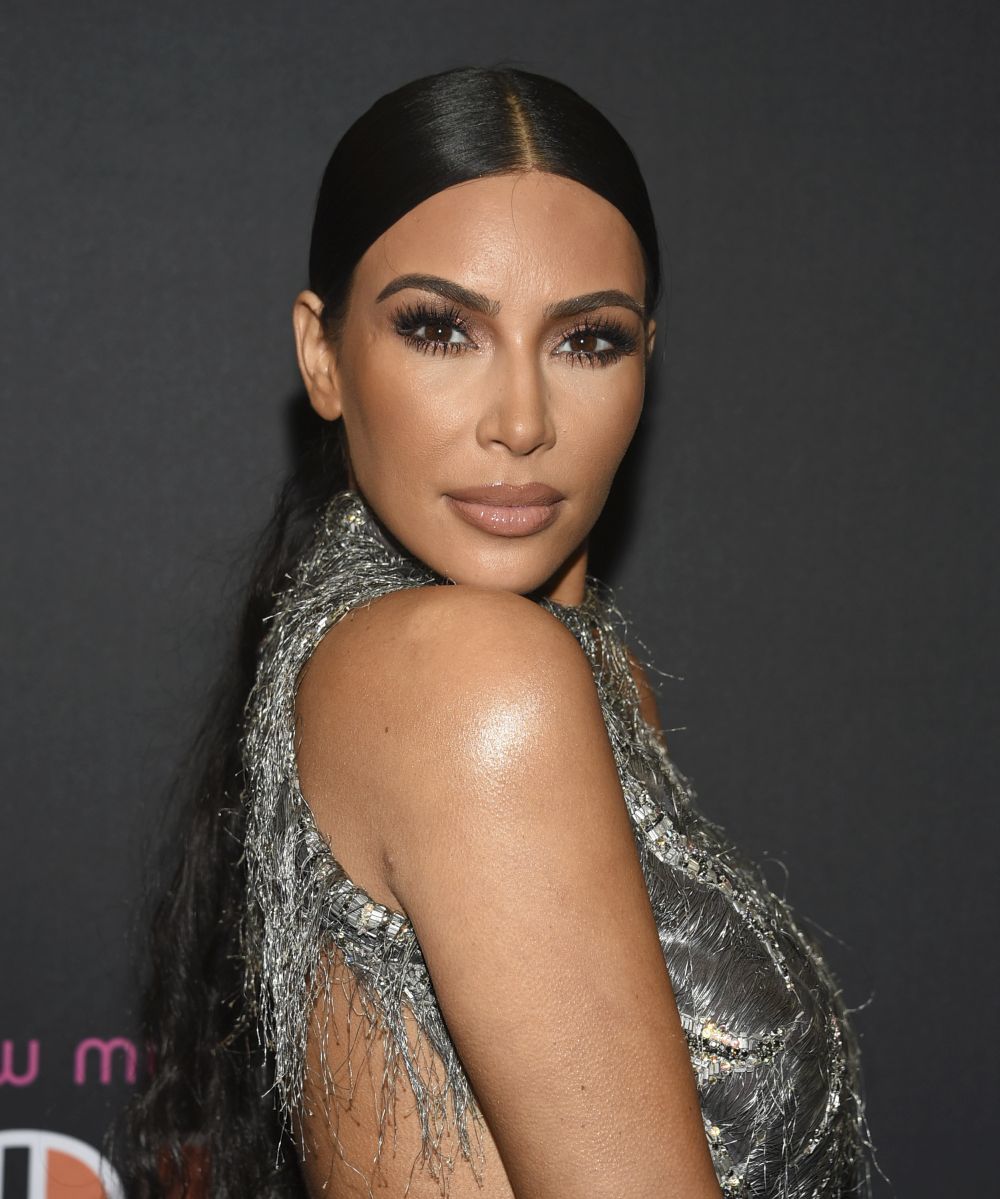 Kim Kardashian también se ha pasado con la base de maquillaje, los polvos y los cosméticos para maquillar sus cejas en exceso.