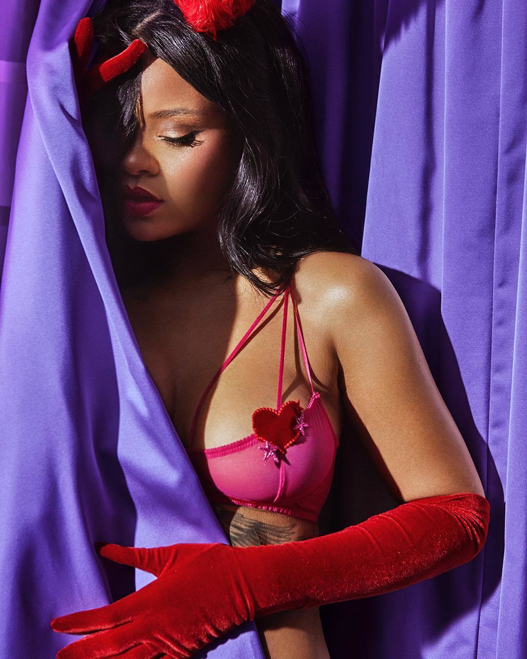 Rihanna con bralette  Hearts Half Cup