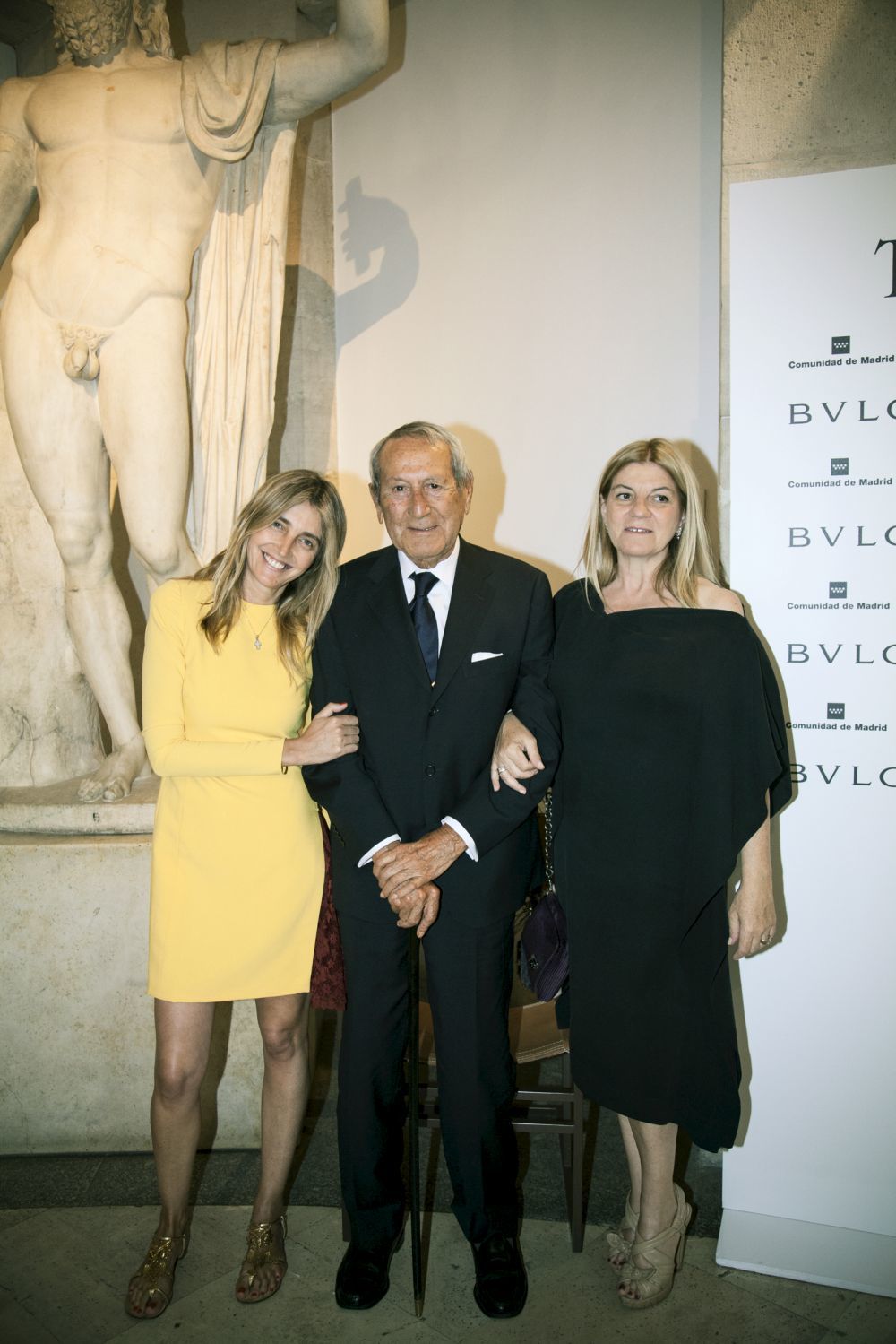 Julia Martínez y Alicia Chapa, jefa de estilistas y directora de moda de TELVA, con el diseñador Elio Berhanyer