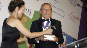 Olga Ruiz, directora de TELVA, entrega el T de TELVA a Elio Berhanyer