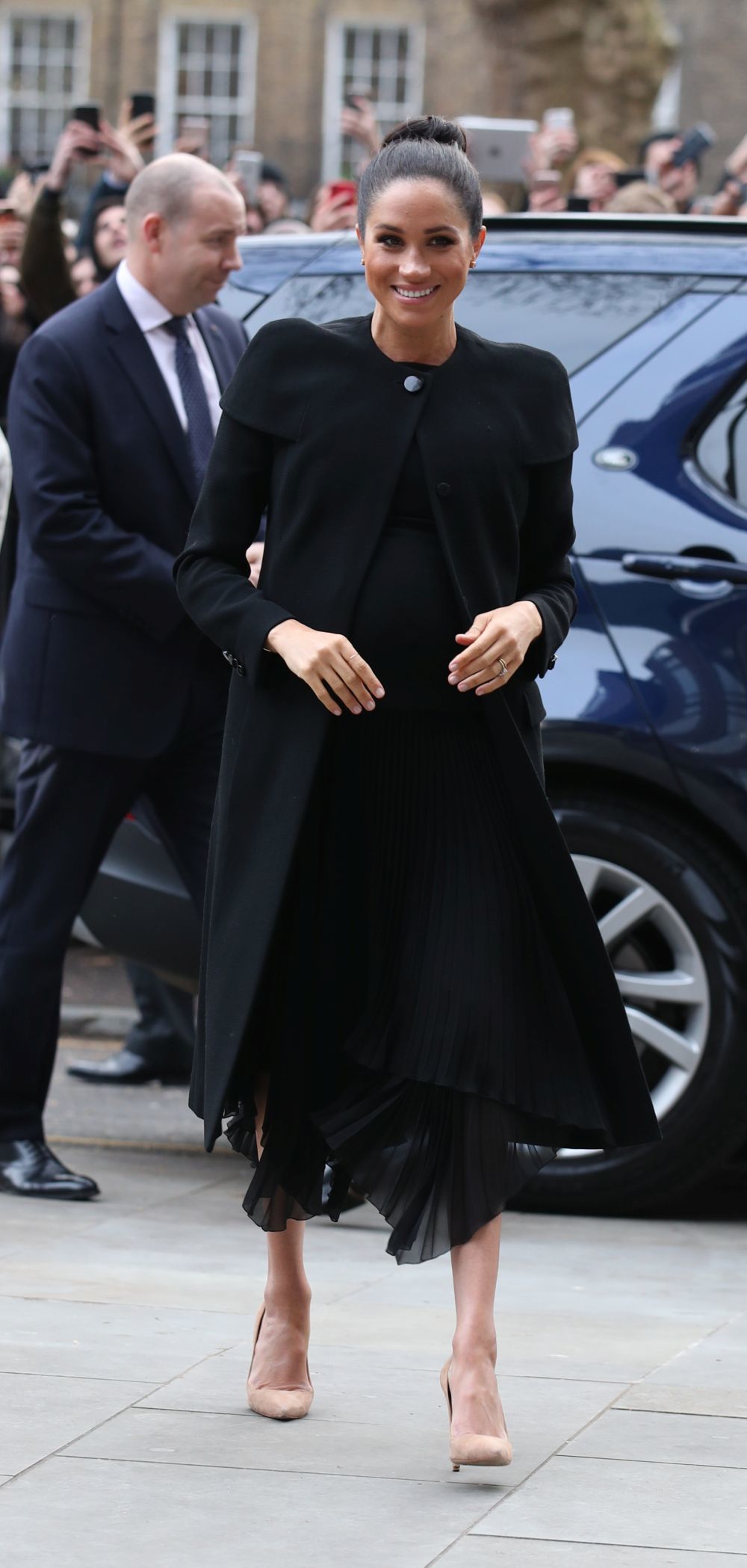 Meghan Markle con abrigo negro de Givenchy.