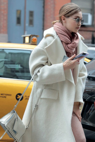 La modelo Gigi Hadid paseando por Nueva York