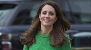Kate Middleton con vestido verde y botines negros.