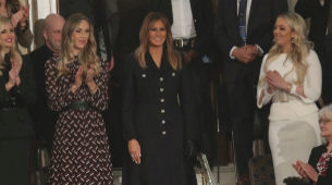 Melania Trump con abrigo vestido de Burberry.