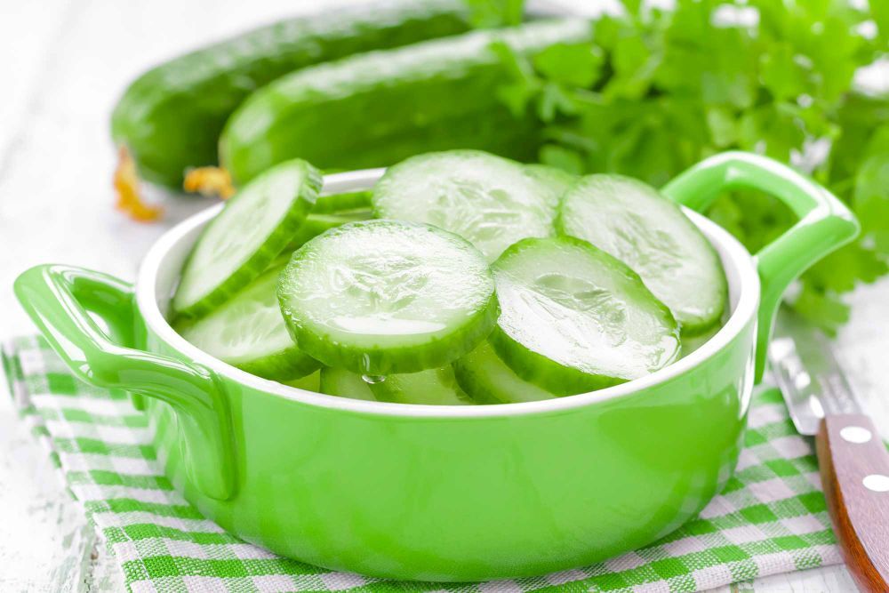 El pepino deshincha y lo puedes tomar sólo con aceite y limón o incluirlo en tus ensaladas.