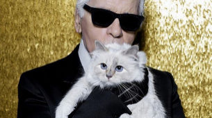 Karl Lagerfeld posando con Choupette.