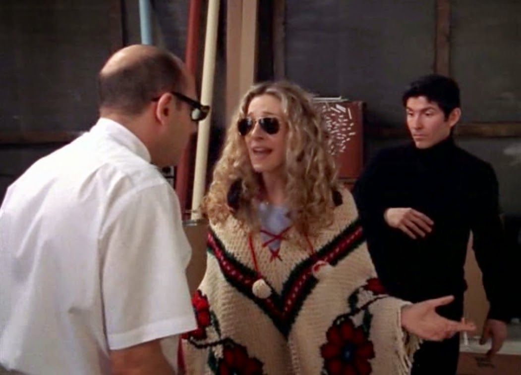 Carrie Bradshaw (Sarah Jessica Parker), en el capítulo cuatro de la segunda temporada de "Sexo en Nueva York", con el famoso poncho.