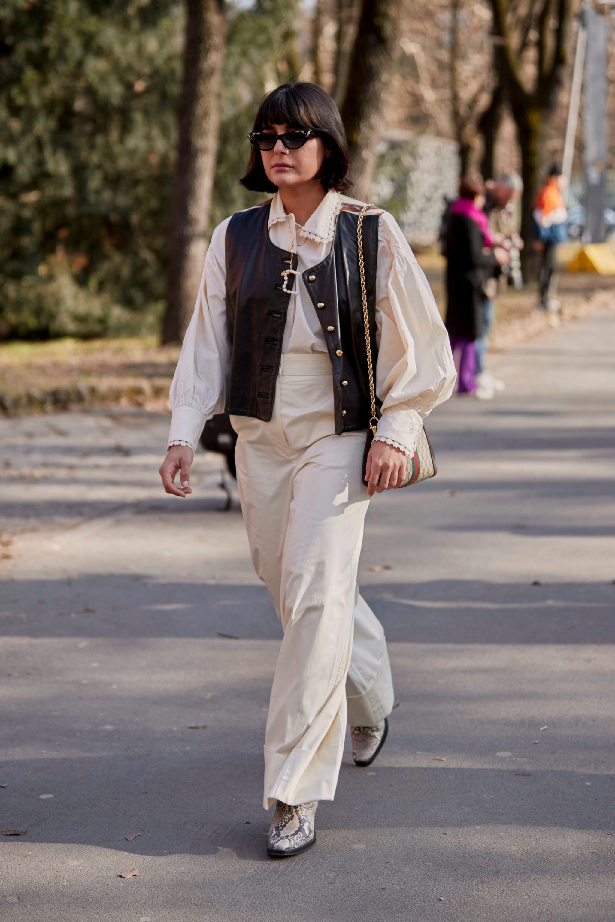 Mara Bernad lleva chaleco sin mangas, y camisa con mangas abullonadas