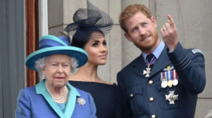 La reina juntos a los Duques de Sussex.