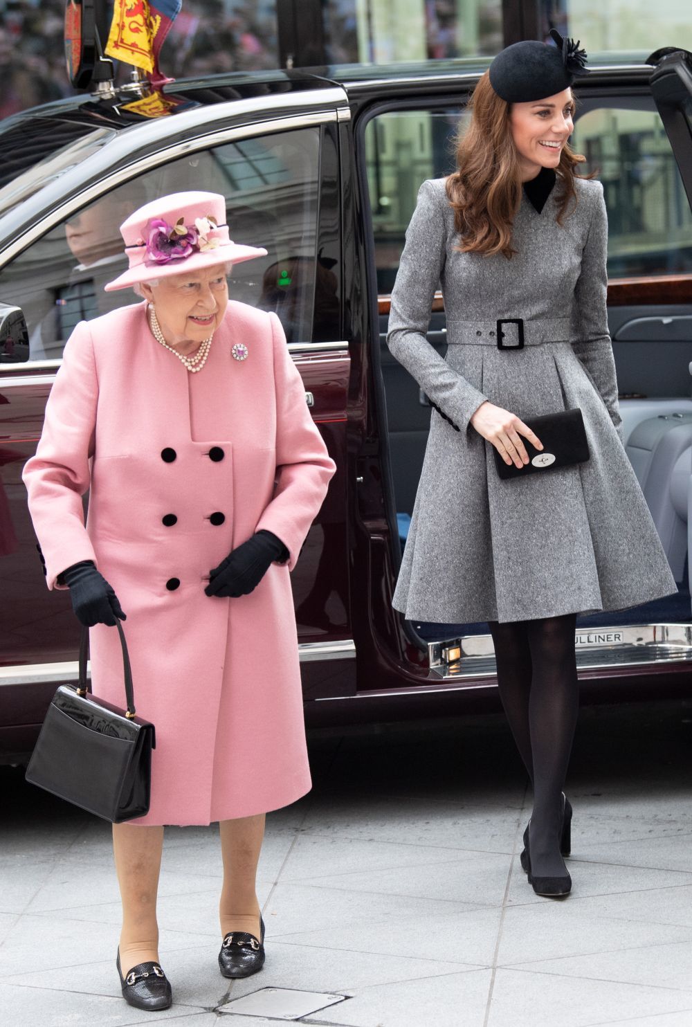 Isabel lI y Kate Middleton en Londres.