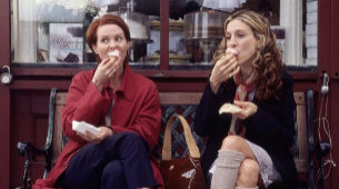 Miranda Hobbes y Carrie Bradshaw disfrutando de los cupcakes de...