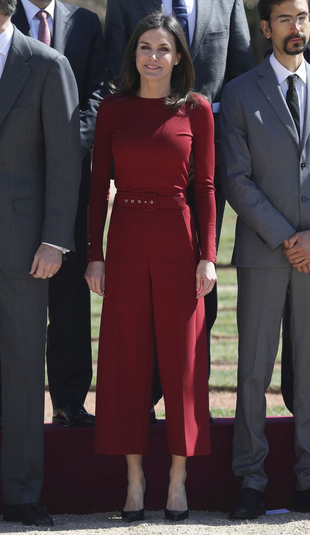 La reina Letizia con un conjunto rojo de Hugo Boss.