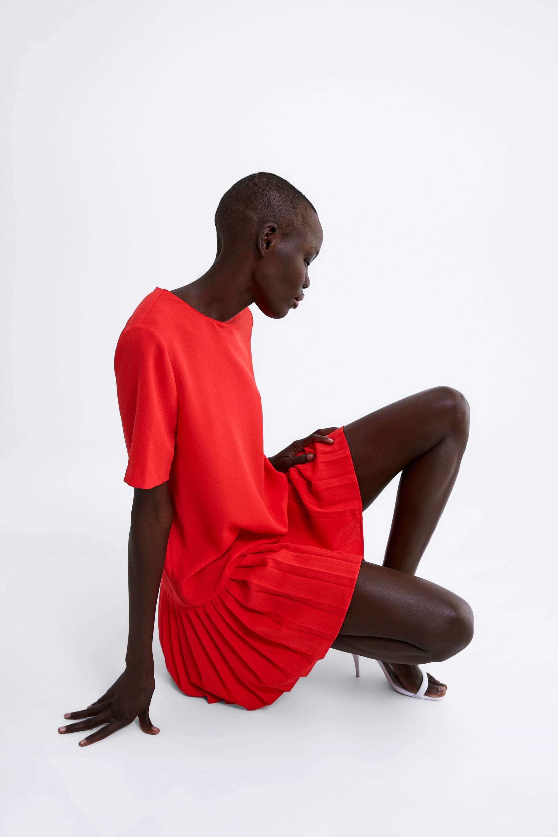 Vestido rojo corto de Zara (29, 95 euros)