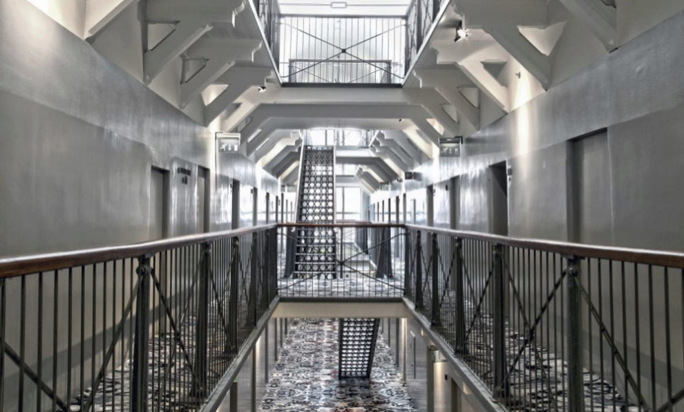El corredor de la antigua cárcel de Helsinki, que permanece intacto,  es ahora el pasillo de las habitaciones.