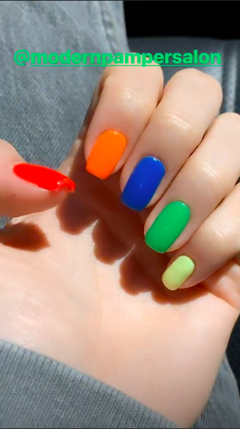 Las uñas de colores arcoiris de Kendall Jenner.