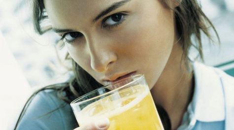 Un vaso de zumo de naranja envasado de unos 250 ml tiene 23 gramos de...
