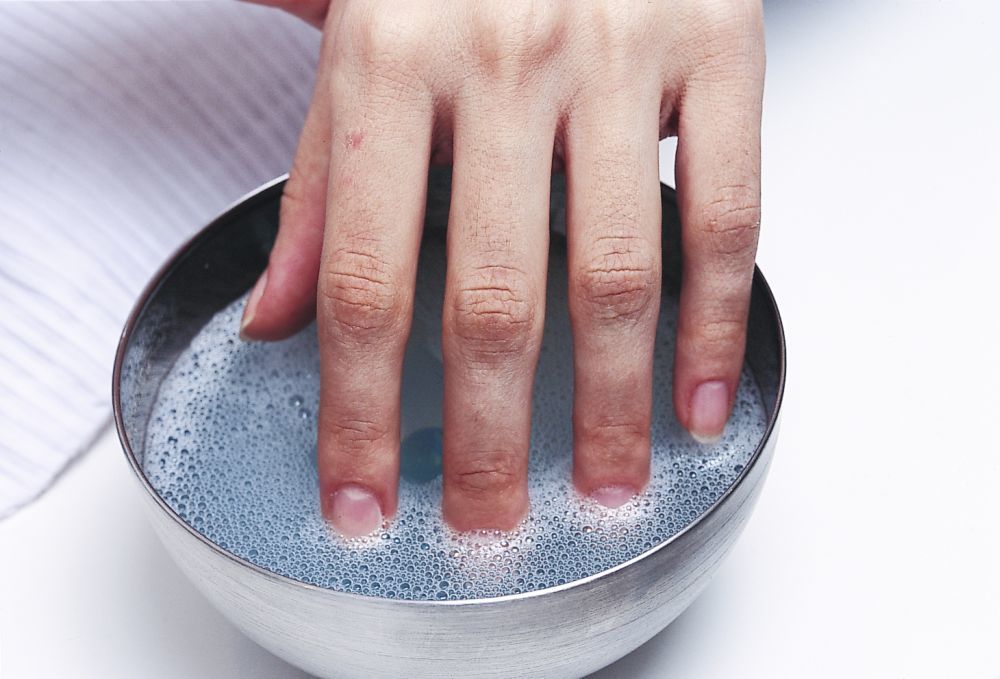 Abusar de los esmaltados permanentes puede hacer que tus uñas se vuelvan frágiles y quebradizas.