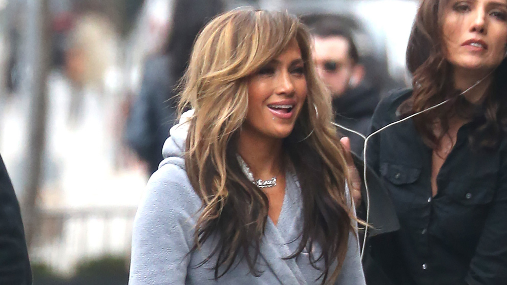 Jennifer Lopez con un corte de pelo shag lleno de capas y con mechas balayage en distintos tonos.
