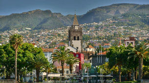 Vista de Funchal desde uno de sus puertos.