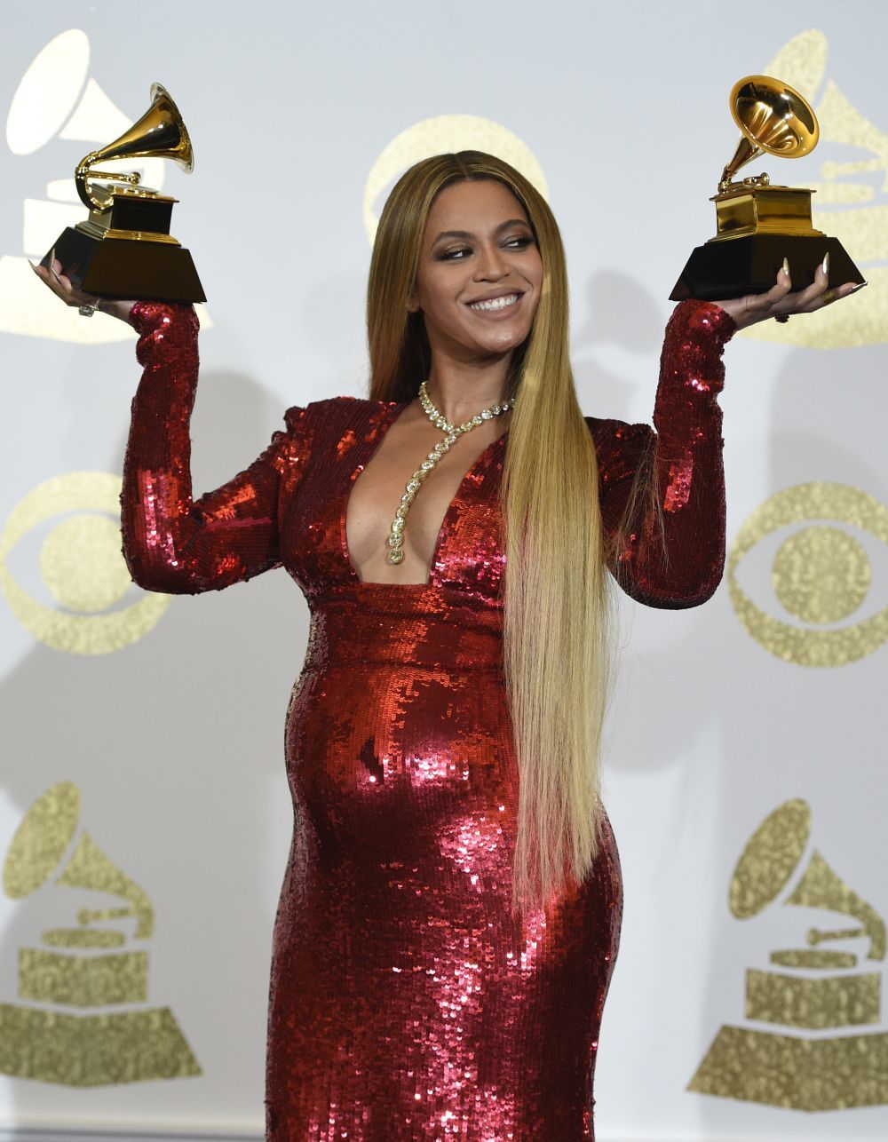La cantante recoge dos premios Grammy embarazada de mellizos.