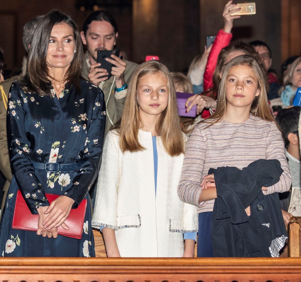 La reina Letizia con sus hijas en la tradicional misa de Pascua que se celebra en Mallorca.