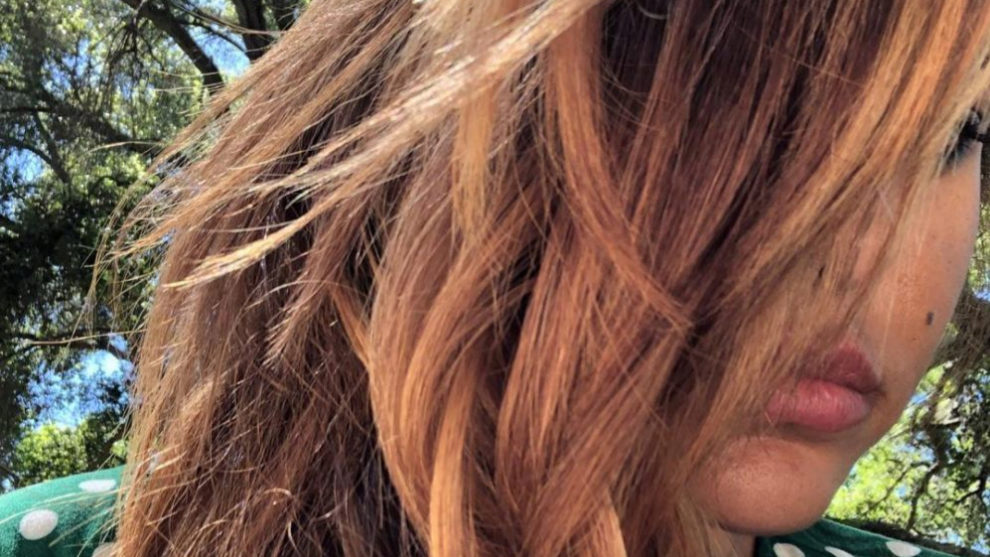 Eva Mendes con su nuevo tono de pelo con mechas fresa.
