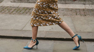 Falda de flores y zapatos de tacn azules.