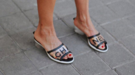 Paula Ordovs sandalias de Chanel