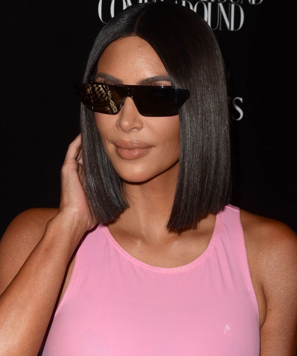 Kim Kardashian es la reina de los alisados brillantes e impecables para su pelo y tanto es así que ha impuesto la tendencia glass hair o pelo espejo.