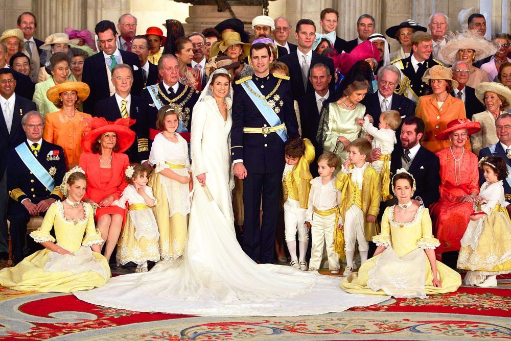Felipe y Letizia posan con los invitados en su boda.