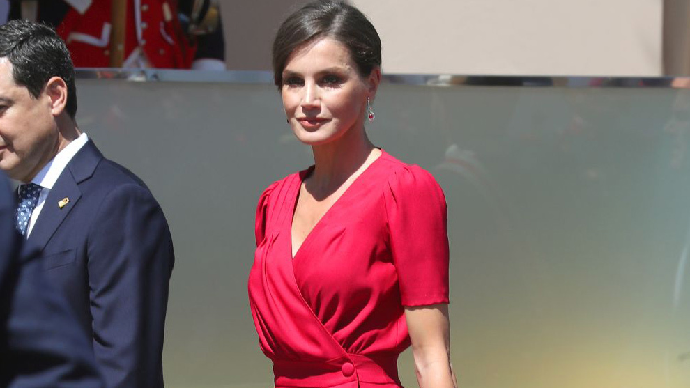La reina Letizia con vestido rojo cruzado en el Da de las Fuerzas...