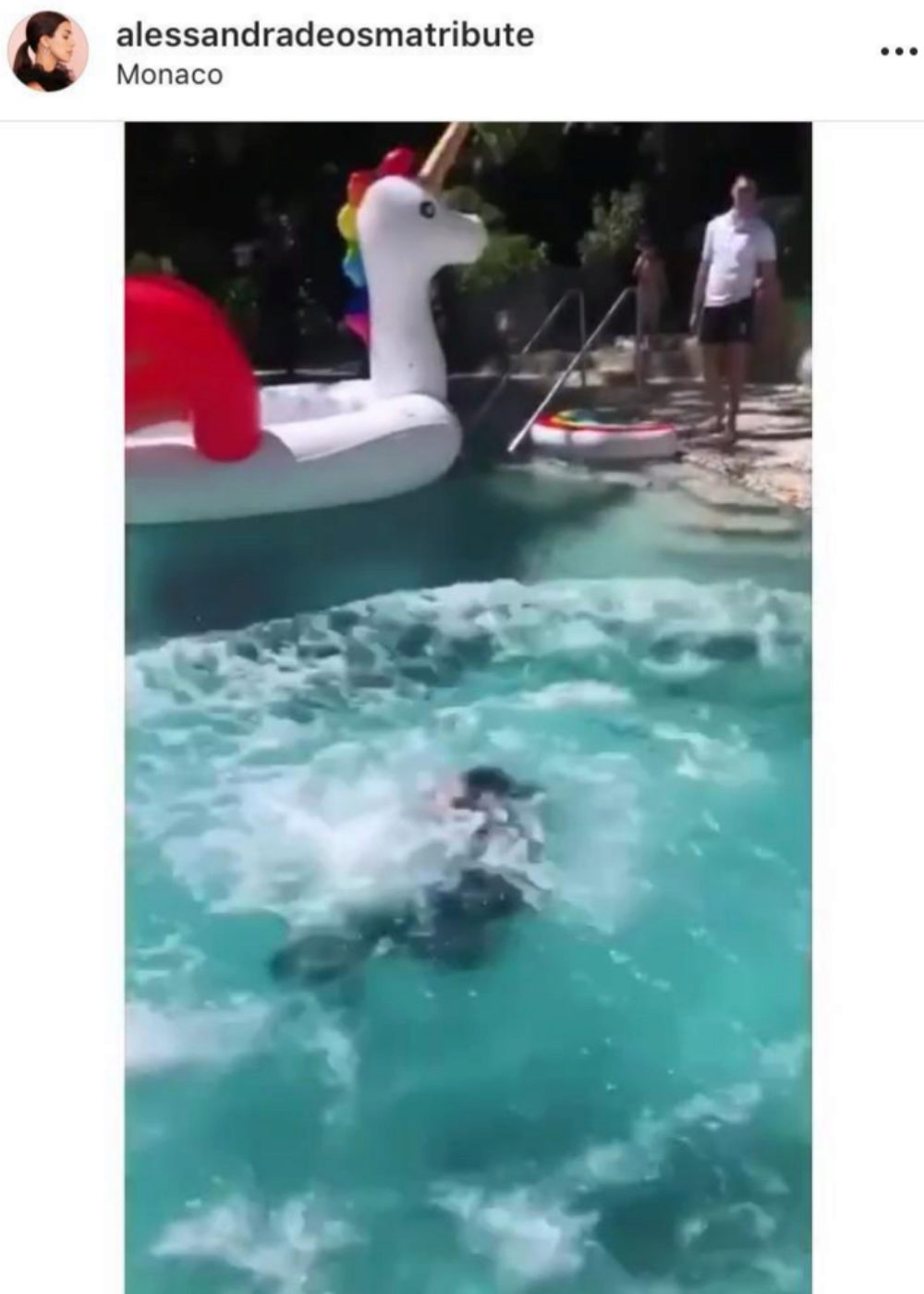Dimitri Rassam sumergido en la piscina en su cóctel de tarde tras dar el sí quiero.