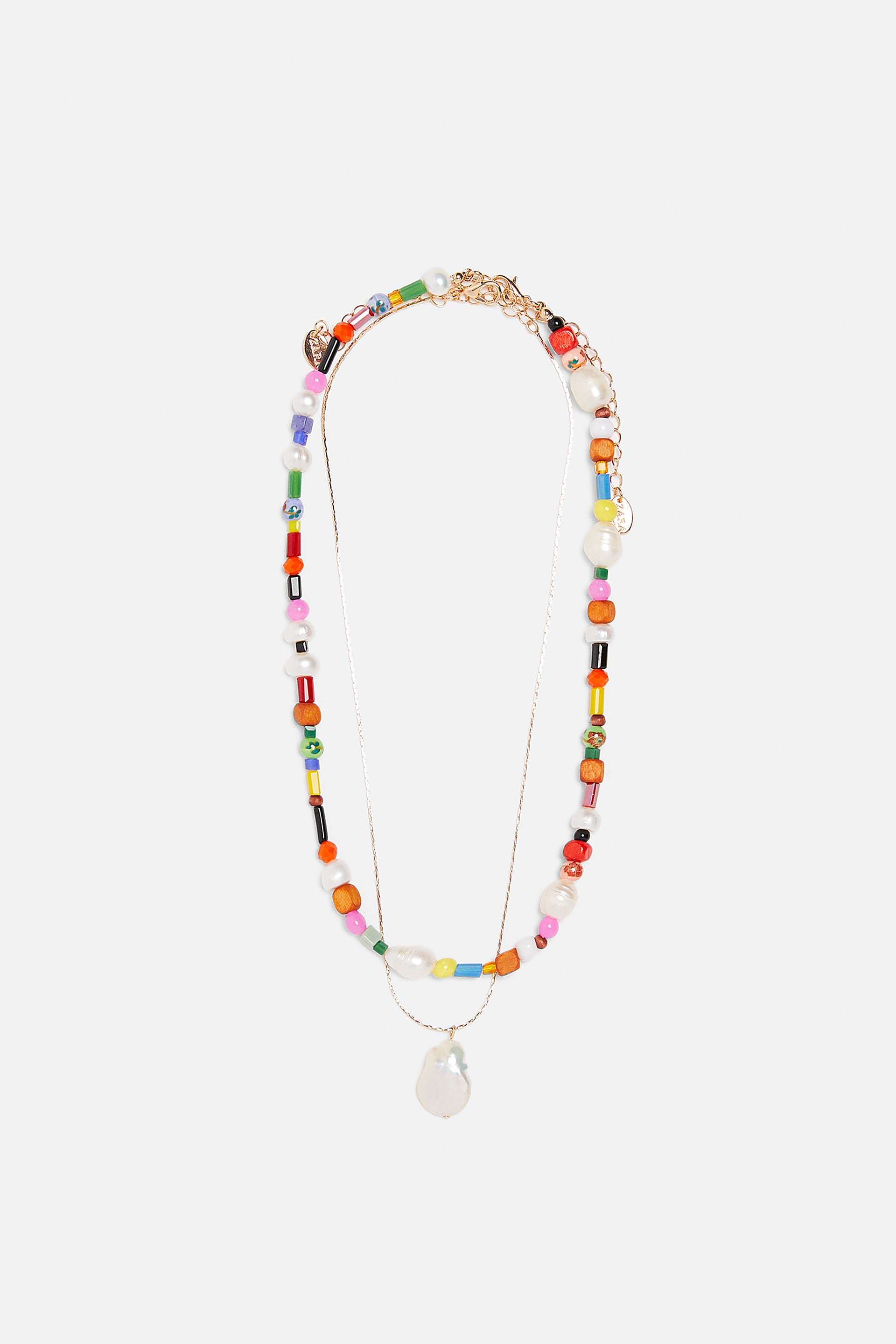 Collar de cuentas de colores con perla de Zara (15,95)