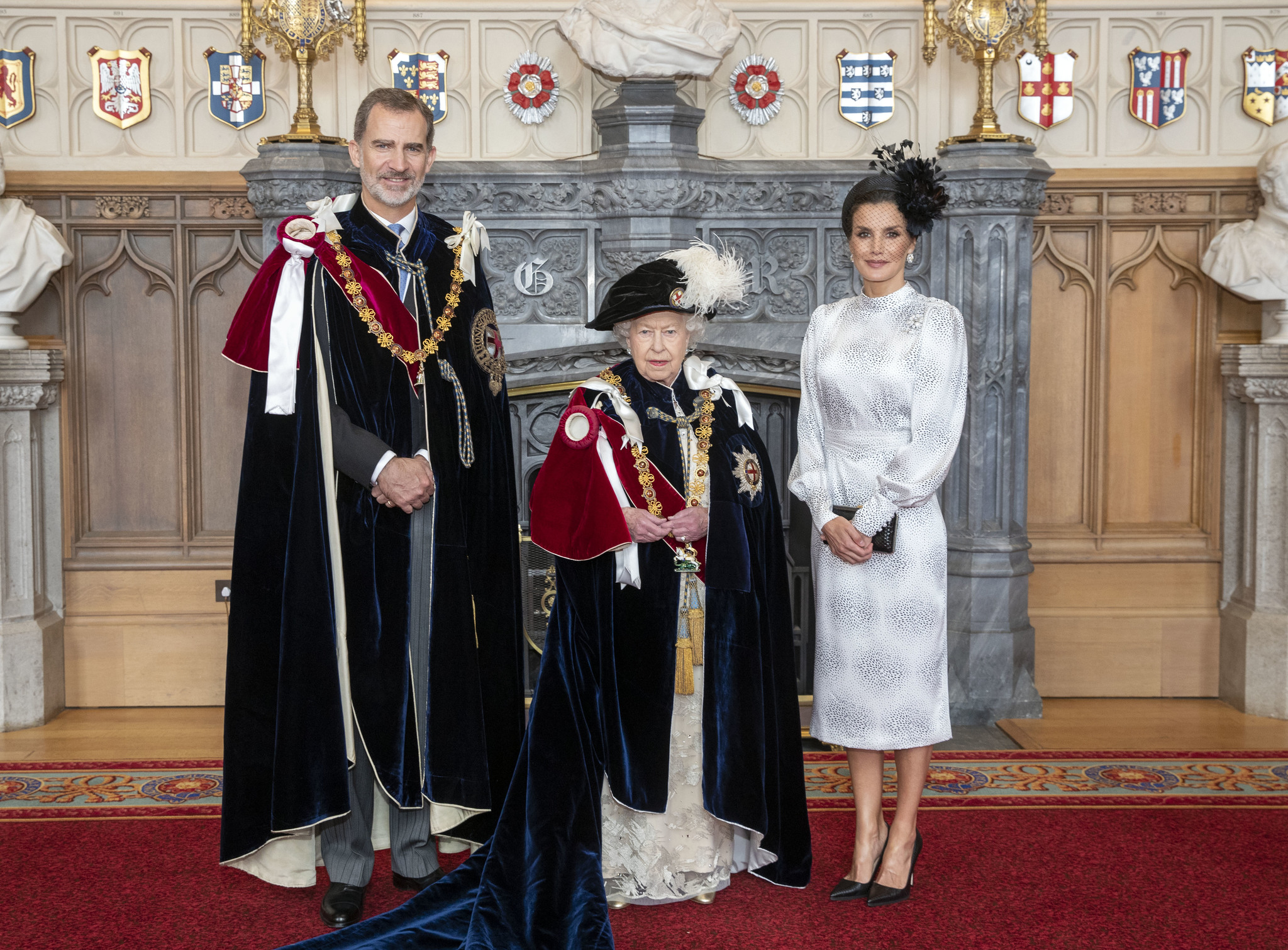 Los reyes, Felipe y Letizia, con la reina Isabel II.
