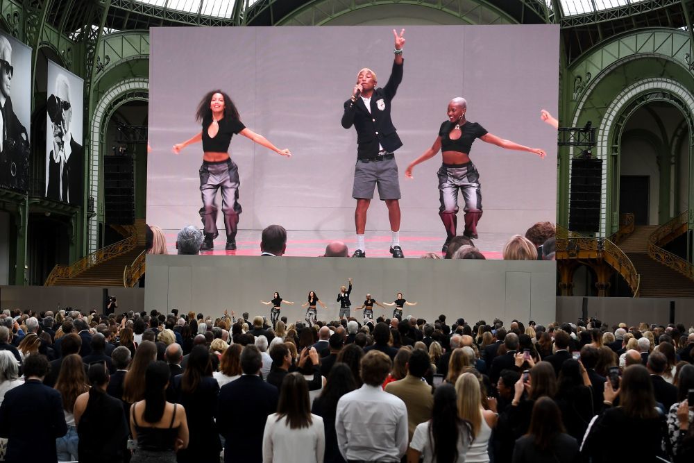 Pharrell Williams actuando en el homenaje a Karl Lagerfeld.