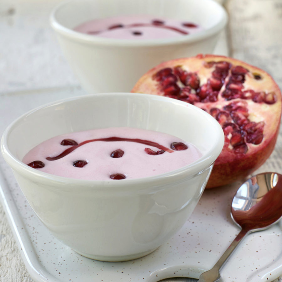 Un yogur con granada es un desayuno nutritivo.