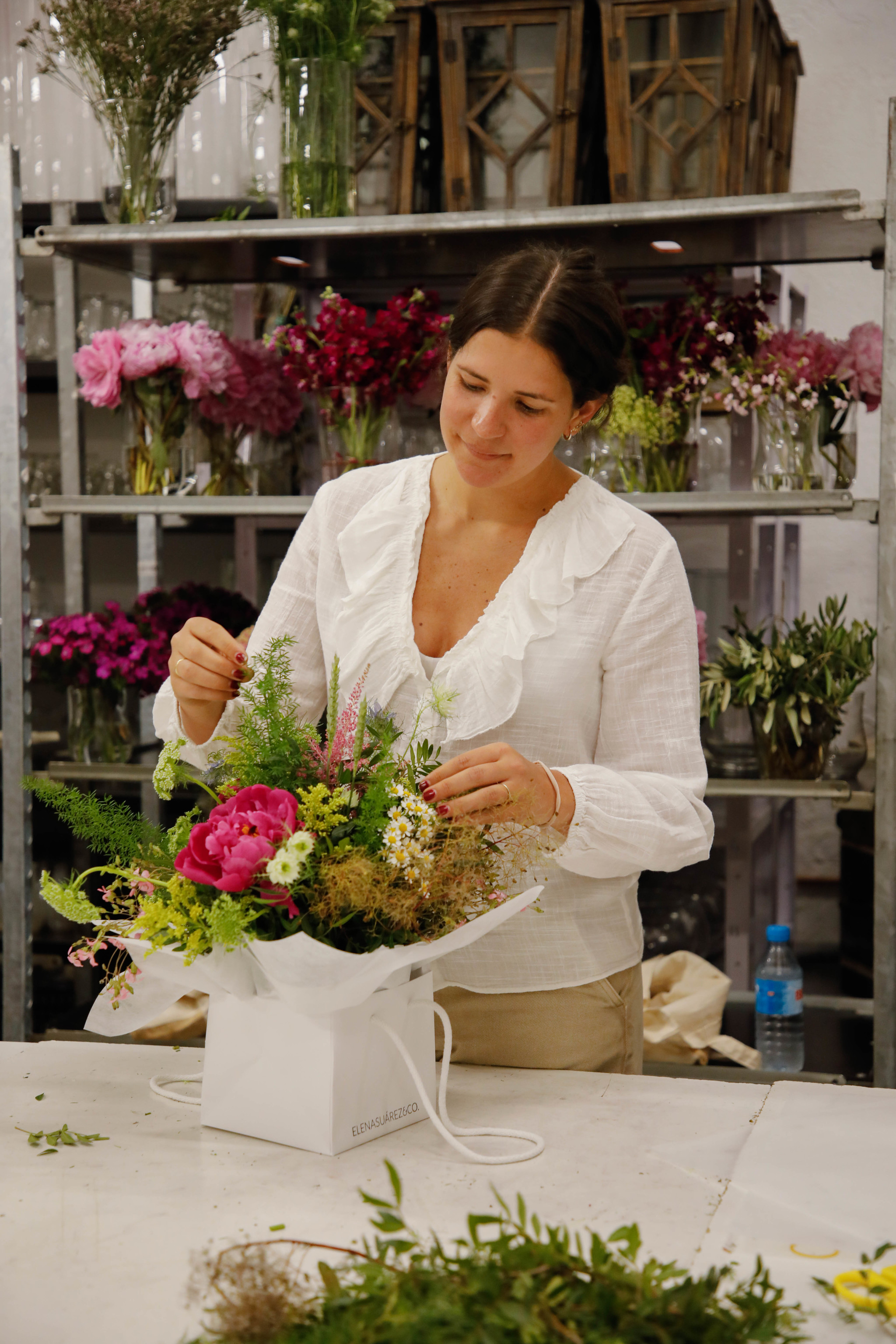 Visitamos el taller de Elena Surez y aprendemos a hacer un centro floral y mucho ms